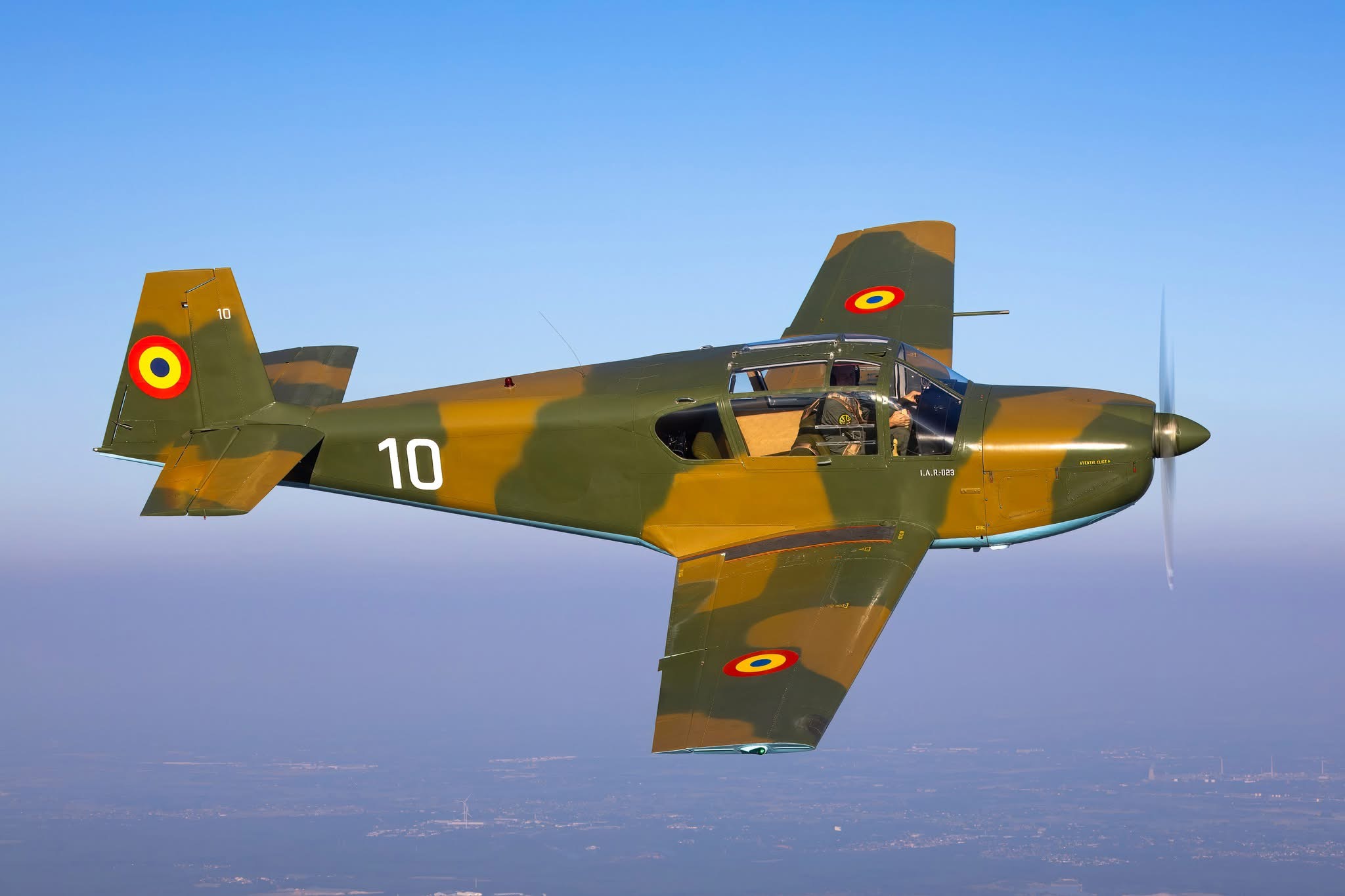 Miercurea Istorică | IAR-823: avionul românesc care a ajuns de la Brașov la Farnborough, Angola și America